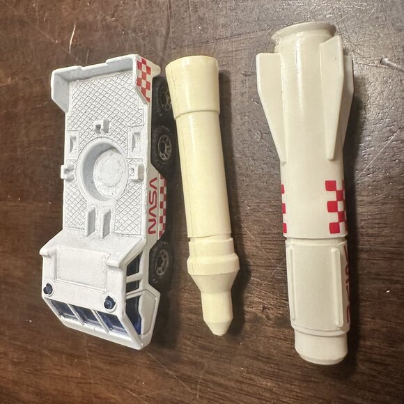 Matchbox NASA Rocket Transport Vehicle 1983 White & Red Diecast Toy Car Model - Picture 2 of 4